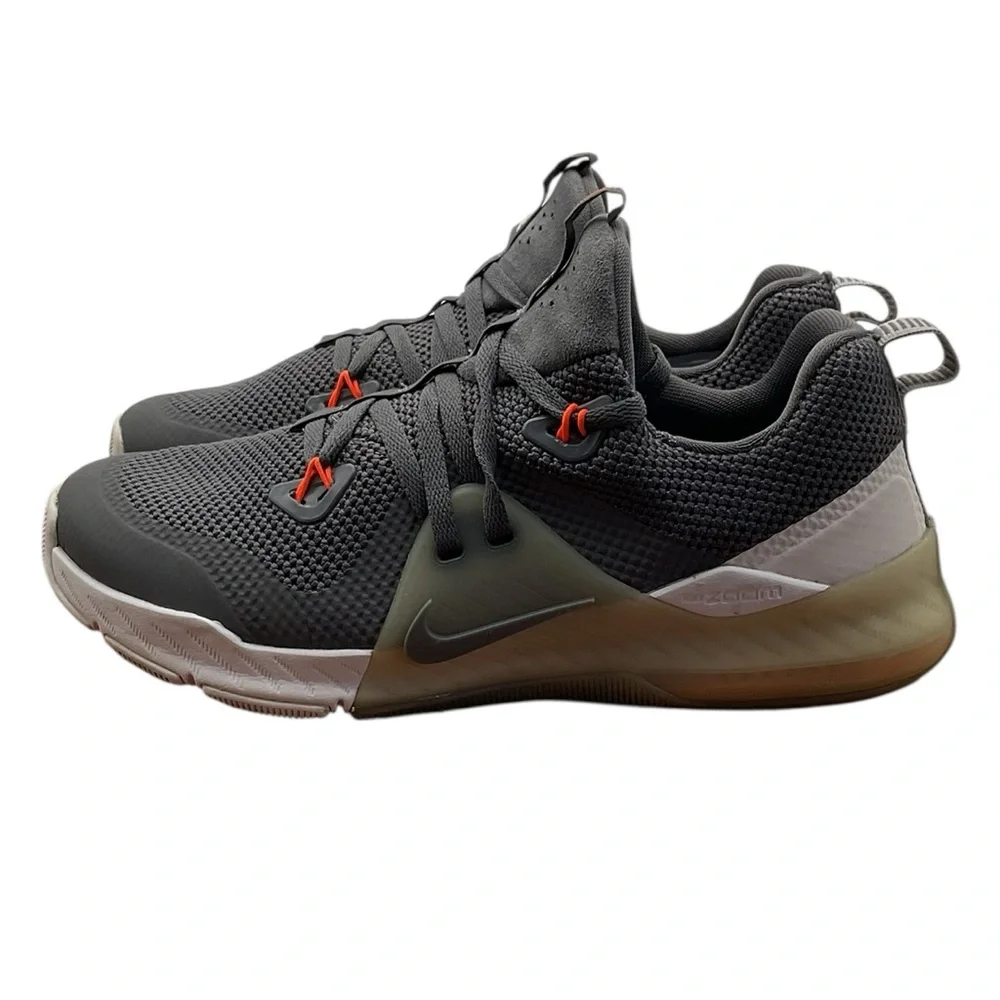 Nike Women’s Charcoal Gray Knit Athletic Shoes with Red Accents‎ size 7